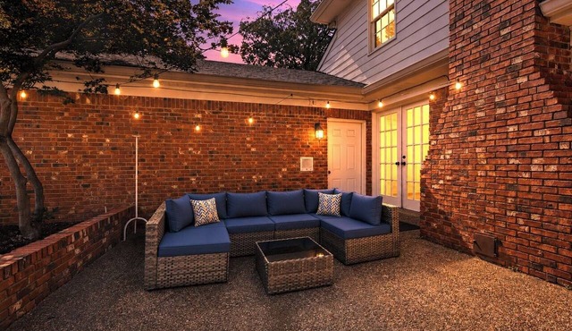 Near DWN TWN Home/Sleeps 10/King Bed and Pool