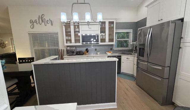 Near KSC - Peaceful Spacious Home for 6 - Fully Stocked Kitchen and Coffee Bar