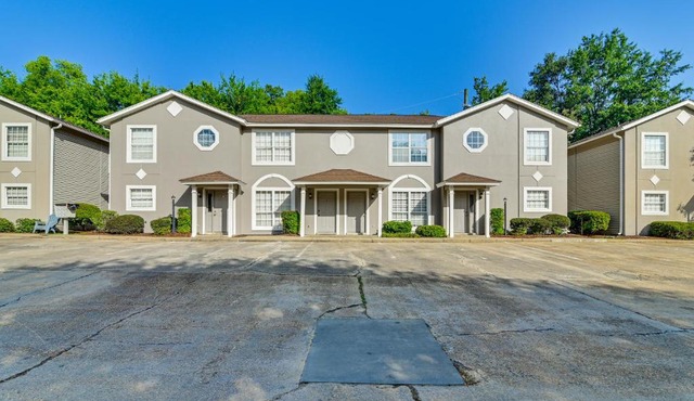 Near MSU & Historic Cotton District! Condo w/Pool