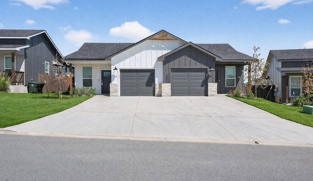 New! 6 BR Duplex w/Fenced Yard, Pet-Friendly!