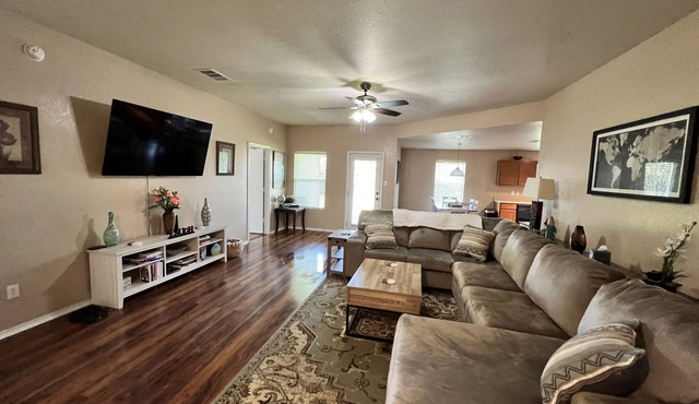 *NEW* Cheerful 4 Bedroom Home-Pet Friendly