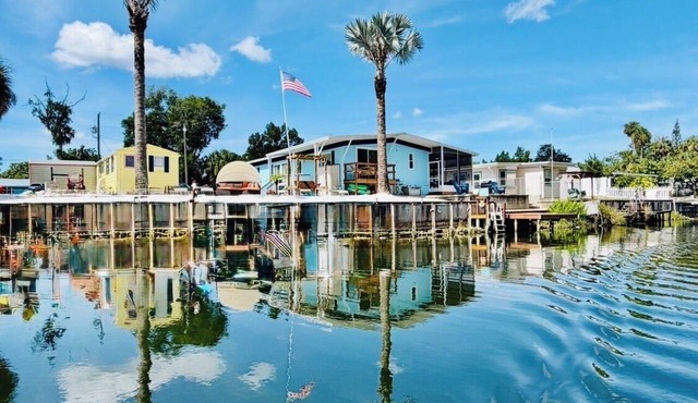 NEW Cozy 3-bedrm cottage w 100’ beach vibes, SUP’s, cabana, dock, guest house