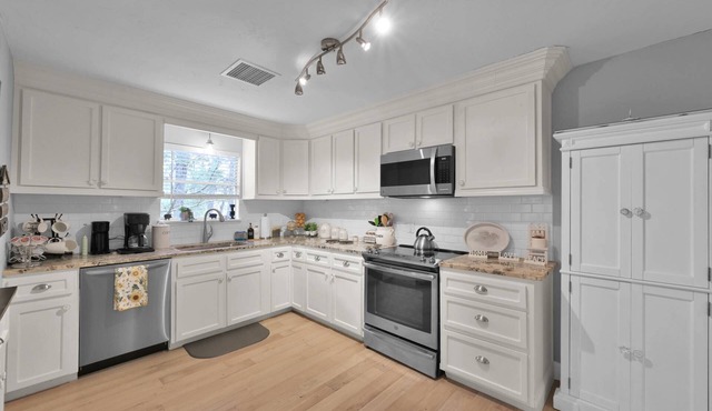 NEW! Serene home with private deck, mins to Lake Livingston, nature trials, & more!