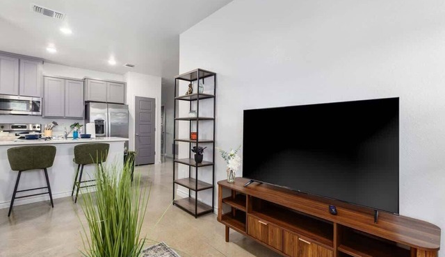 NEW Temple, 12 BD Contractor & Group Friendly