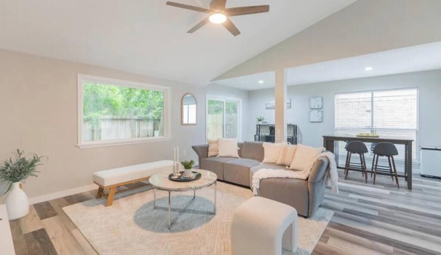 Newly furnished 1 story + Office Desk in Woodlands