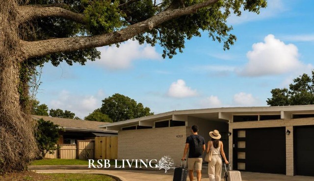Newly Renovated 6BR 3BA Port Arthur Holiday Home with Hot Tub