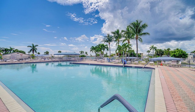 Ocean Access, Mini Golf & Pools: Jensen Beach Gem