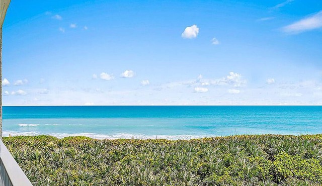 ✨Oceanfront🌊 Breathtaking View🏖️ Central Location📍 Pool🏊‍♂️ Modern Elegance✨ in Stuart