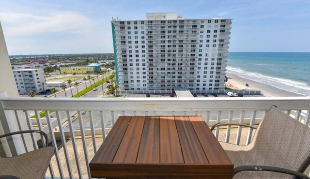 Oceanside Oasis w/full kitchen, 1 bedroom 2 queens 2 private oceanview balconies