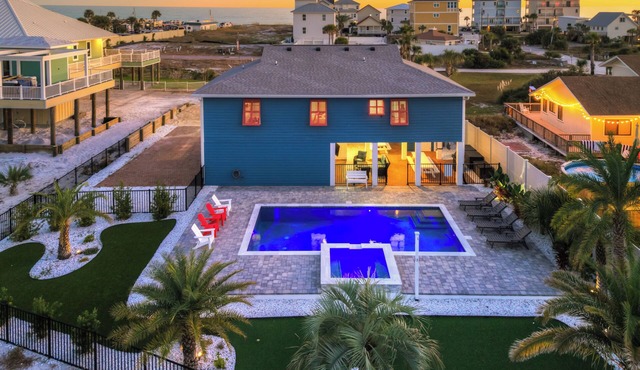 Old Florida Charm. Private Beach, Private Pool, Putting Green, 4 Bikes!