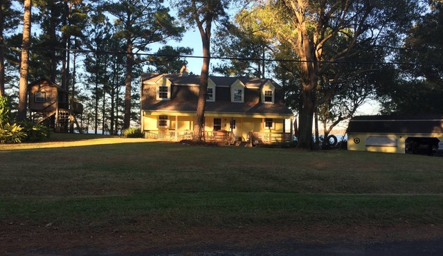 One Acre Lakefront Home, Indian Hills Peninsula. Pet friendly !