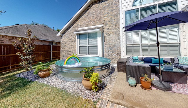 Outstanding home near lakes & town with park-like backyard, grill & fast WiFi