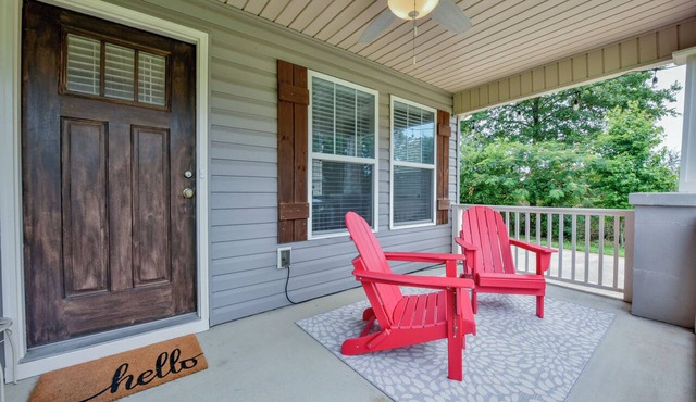 Overtime Outpost-Book for football season and more! Fenced in back-yard!