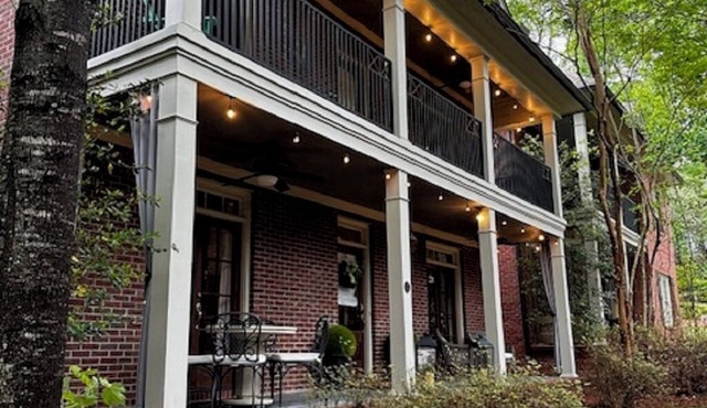 Oxford Square but a few steps away in Camilla Park! Cozy Oxford Retreat