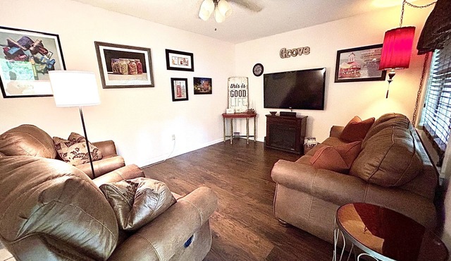 Oxford Town-Close to Campus and Walking Trails-New Furniture!