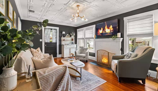 Parisian Cottage Walk to downtown Mount Dora + Patio in Mount Dora