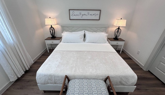 Peaceful 3-bedroom house with AC in a cool Houston neighborhood