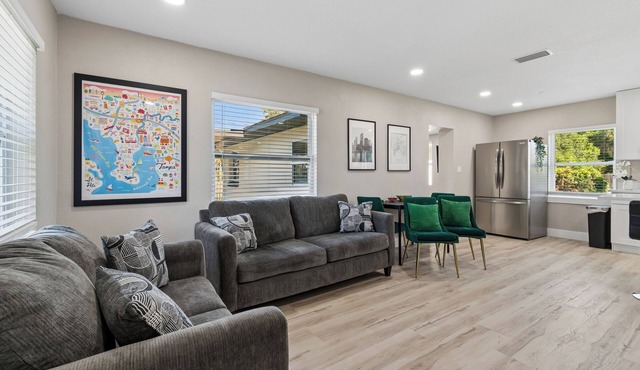 Peaceful 5-bedroom Stylish Tampa Retreat. Prime Tampa Location