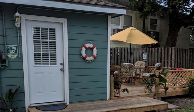 Peaceful Cottage Stay with Private Deck and Grilling Areas in Bacliff, Texas