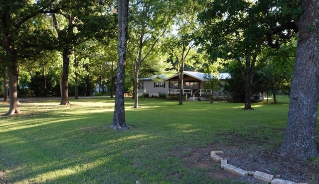 Peaceful Lakehouse Retreat- 2 minutes from the water