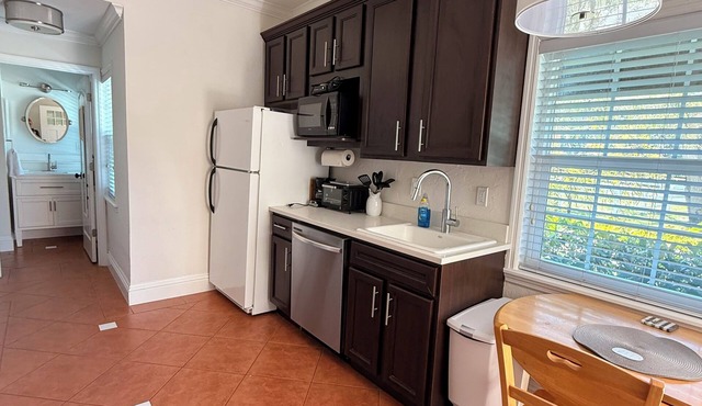Peaceful, Private Studio Retreat in a Quiet, Convenient Location with AC & WiFi
