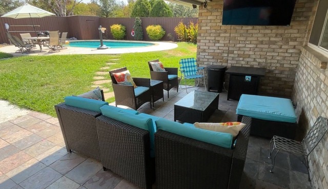 Peaceful Spacious Family Retreat, Fast WiFi and Minutes to Everything