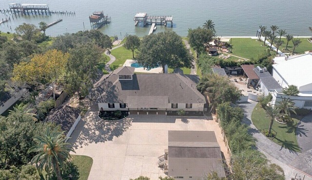 Pelican Bay Resort - Clear Lake Compound, Sleeps 23, Pool, Hot Tub, Pier