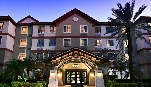 Pet-friendly and Modern 2BR Suite w/Kitchen! Outdoor Pool, FREE Breakfast!