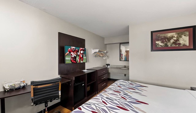 Pet-Friendly Hotel | Free Airport Shuttle | Near Six Flags & Stadiums