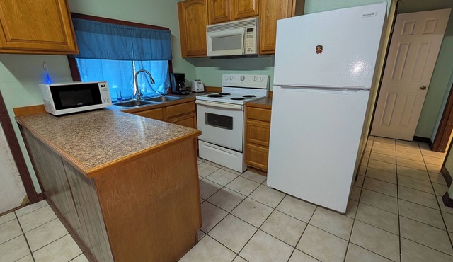 Pet friendly Lakeview cabin with fishing area near Coushatta La.