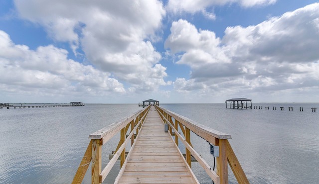 Pet-Friendly Port Arthur Retreat w/Fishing Pier!