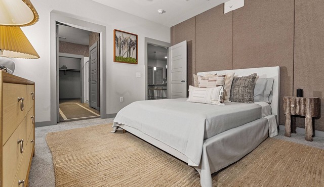 Pool, Central, Near Airport, Mini-Golf, Large space, Gym, Parking