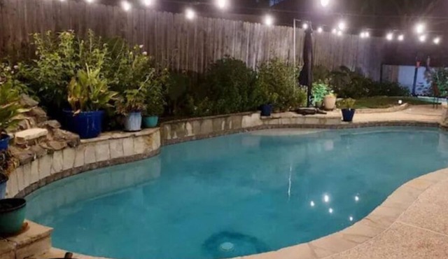 Pool Hot Tub Game room Arcade fast Wi-Fi Fire Pit Dog Friendly!