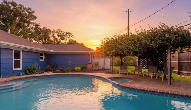 Pool, Hot Tub & Game Room Near Med Center