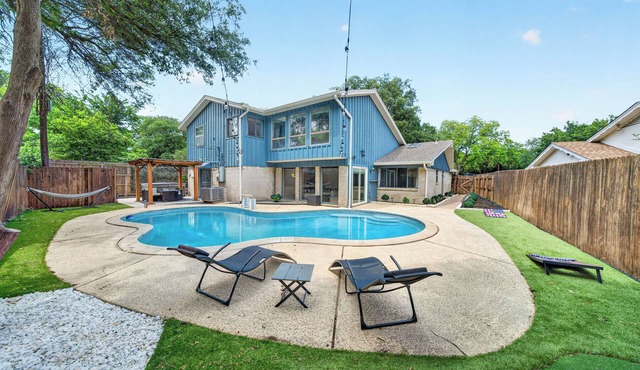 Pool, Hot Tub, Mini golf & 2 Game Rooms Retreat Near AT&T And Six Flags