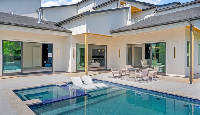 Pool/Jacuzzi/ 5-bedroom Luxurious house