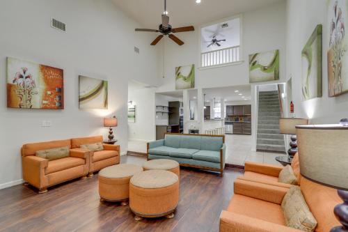 Pool Table & Patio w/Bar: Spacious Houston Gem!
