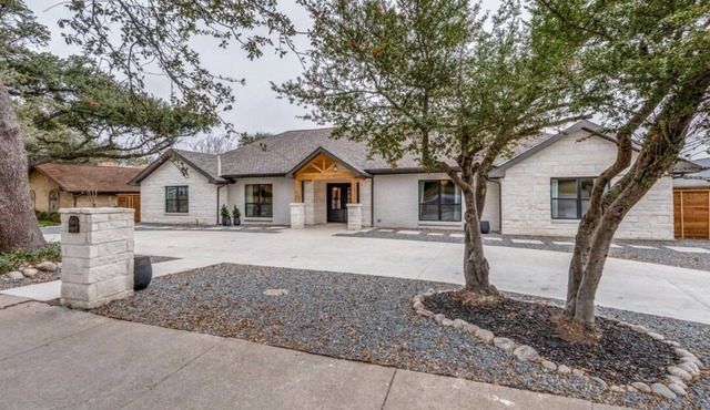 Preston Hollow Luxury Home: Mid & Long-Term Stays
