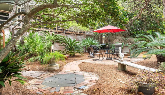 Price Break! Walk to the beach and resturants!