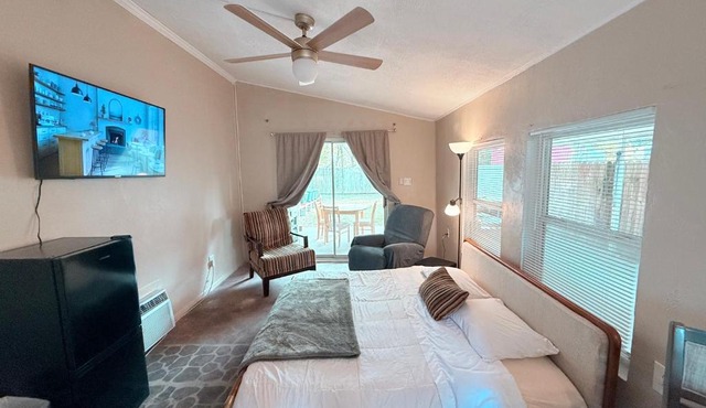 Private Bayou Guest Suite with King Bed, Kitchenette, Carport & Patio