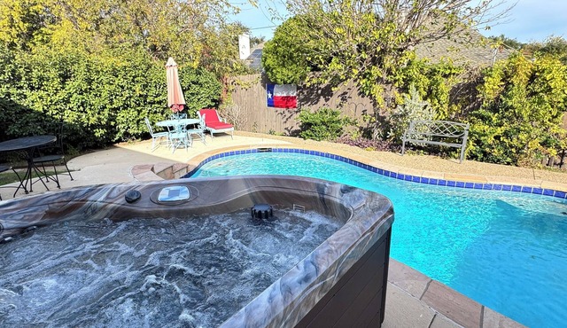 Private Hot Tub & Pool, Fenced Yard, & Walking Distance To Shopping