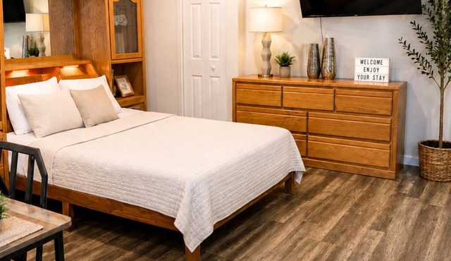 Private & Peaceful Suite | Fast WiFi | Patio | Close to Beaches & Downtown