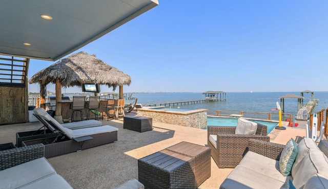 Private Pier & Pool/5 min to Kemah Boardwalk