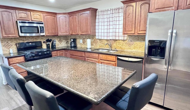 Private Room in Spacious 4 BR Home for Professionals