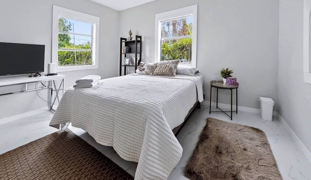 Private Studio with Side Entrance Near Stadium Health District & Design District