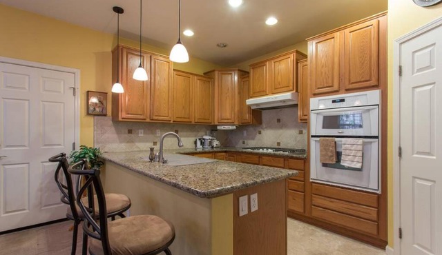 Private Sunny Home 4BR Gr8 cntrl loc Garage kitchn Byard in San Jose