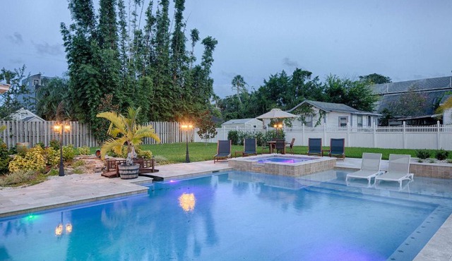 Quaint Cottage with Private Pool-Walk to Everything