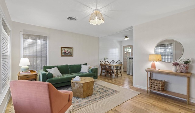 Quaint Fort Worth Cottage near TCU, Dickies Arena, & Stockyards