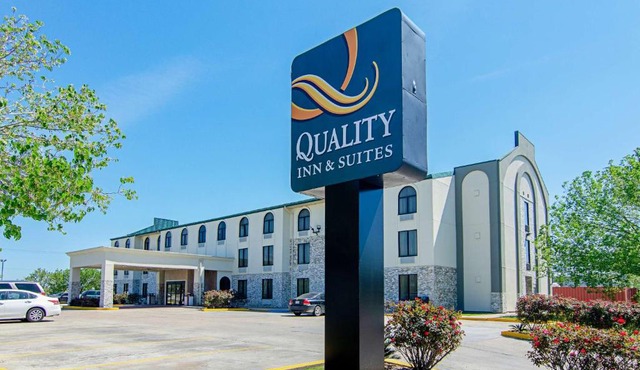 Quality Inn & Suites Near Tanger Outlet Mall