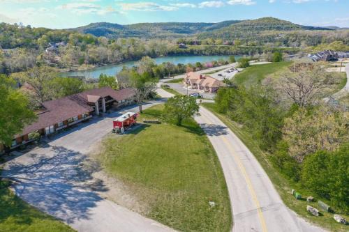 Queen BR home, walk to Marina, food truck, trails in Holiday Island